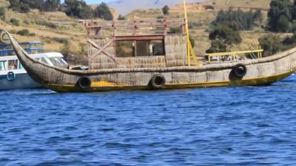 Barco en el agua — Vídeo de stock