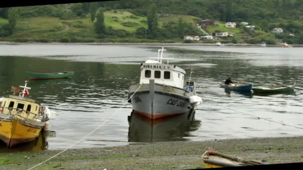 Hombres en barcos en la isla de Chiloé — Vídeos de Stock