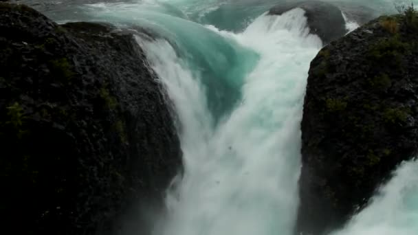 Petrobarevné vodopády — Stock video