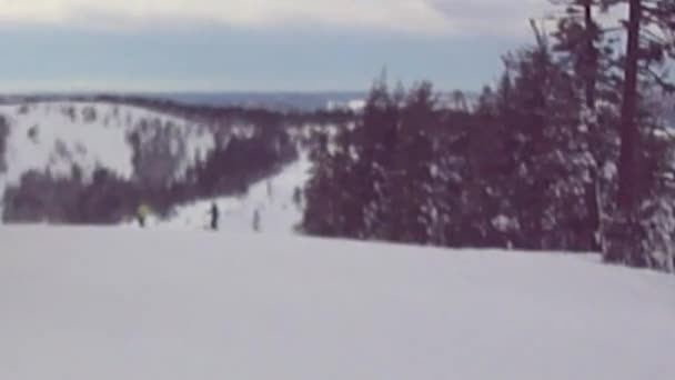 Skifahren am Hang — Stockvideo