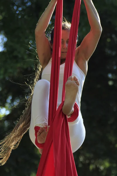 Acrobat in a park — Stock Photo, Image