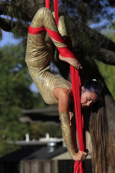 Acrobat in a park — Stock Photo, Image