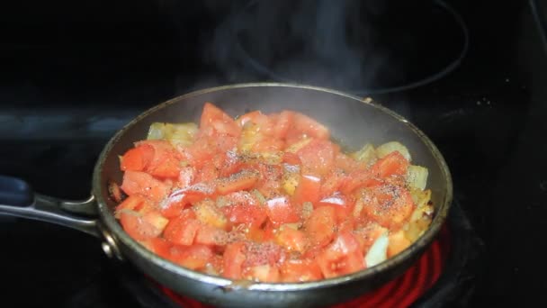 Cocinar tomates — Vídeo de stock