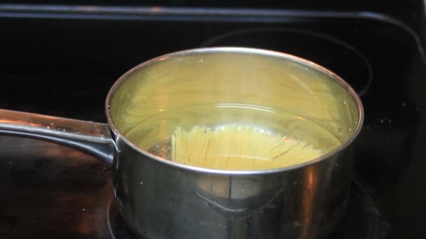 Boiling water to make pasta — Stock Video