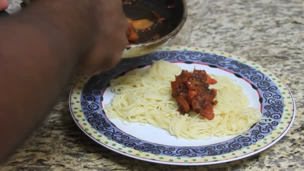 Adam yukarı okmaken van pasta — Stockvideo