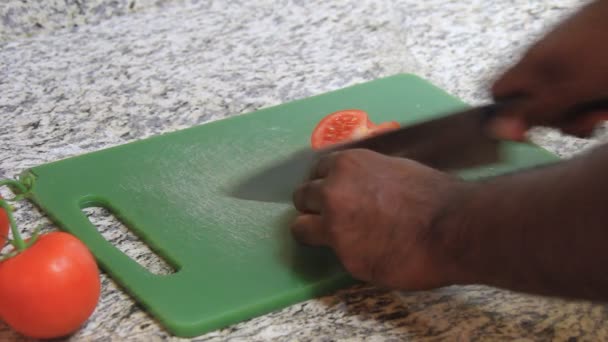 Нарезать помидор — стоковое видео