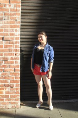 Asya model garaj kapısı önünde poz.