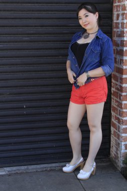 Asya model garaj kapısı önünde poz.