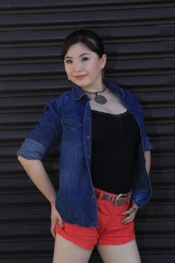 Asya model garaj kapısı önünde poz.