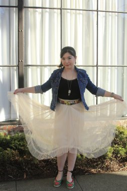 Asya model pencerenin önünde poz