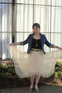 Asya model pencerenin önünde poz