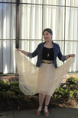 Asya model pencerenin önünde poz