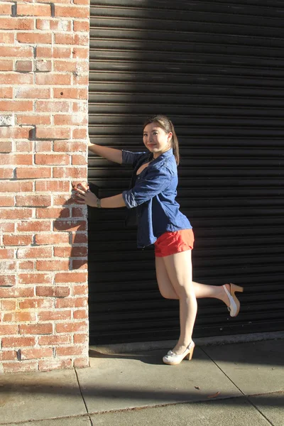 Modèle asiatique posant devant la porte de garage . — Photo