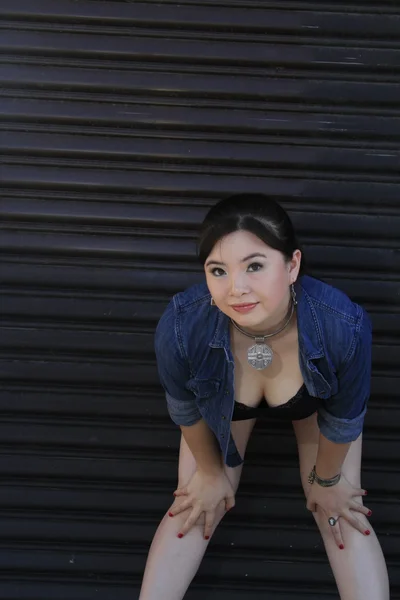 Modello asiatico in posa davanti alla porta del garage . — Foto Stock