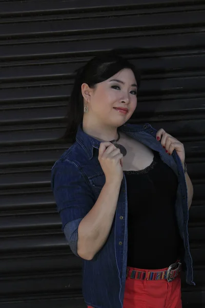 Asian model posing in front of garage door. — Stock Photo, Image