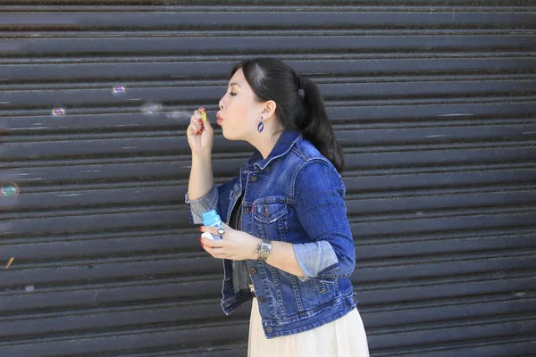 Frau mit Seifenblasen — Stockfoto