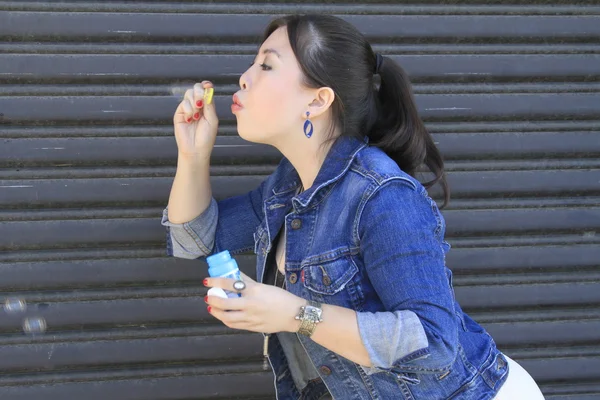 Frau mit Seifenblasen — Stockfoto