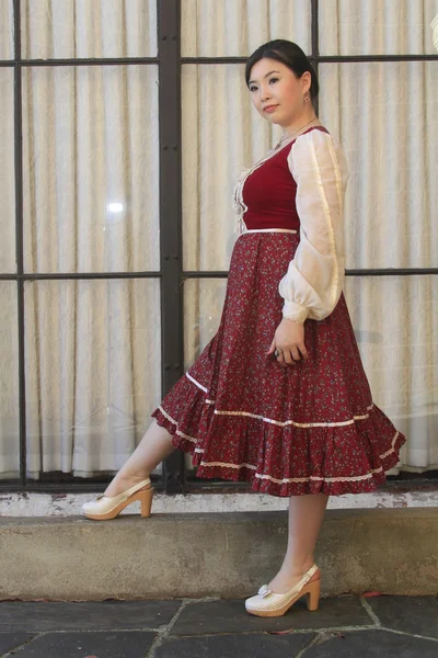 Vintage barmaid estilo posando perto da janela — Fotografia de Stock