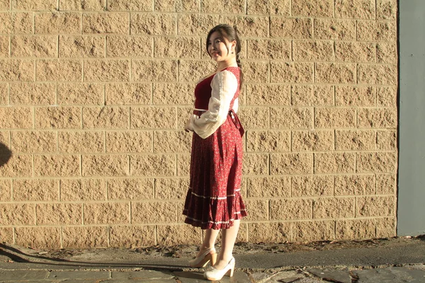 Vintage style barmaid posing near wall — Stock Photo, Image