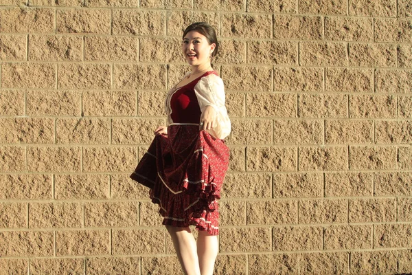 Vintage style barmaid posing near wall — Stock Photo, Image