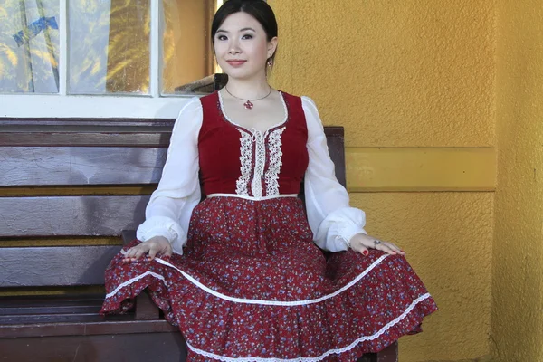 Vintage estilo barmaid sentado no banco — Fotografia de Stock