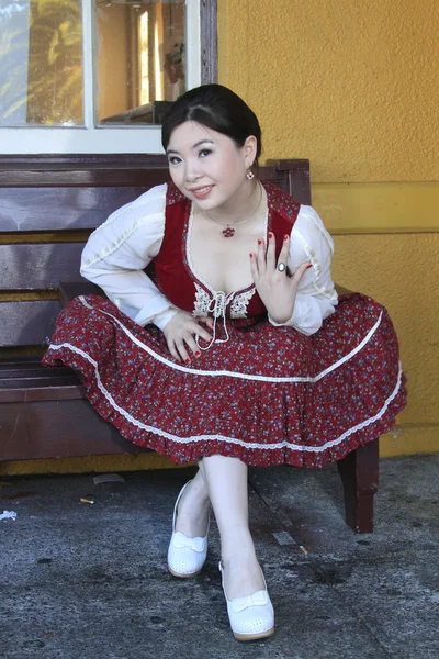 Camarera de estilo vintage sentada en el banco — Foto de Stock