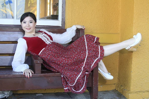 Барменша в винтажном стиле сидит на скамейке — стоковое фото