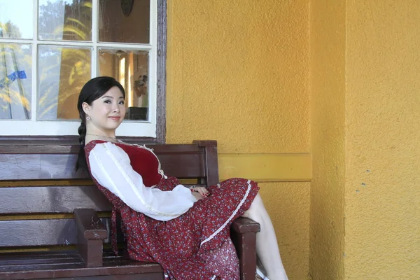 Camarera de estilo vintage sentada en el banco — Foto de Stock