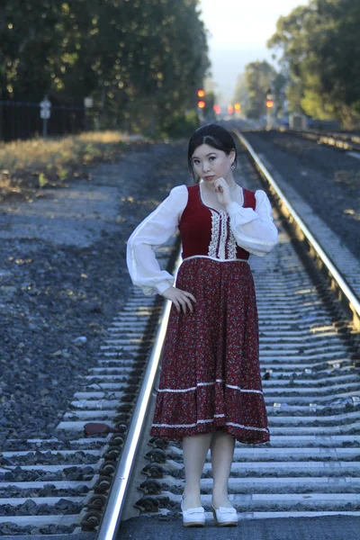 Bardame im Vintage-Stil posiert auf Schienen — Stockfoto