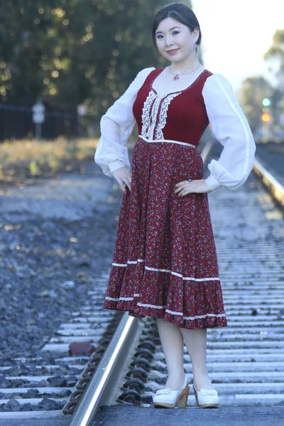 Bardame im Vintage-Stil posiert auf Schienen — Stockfoto