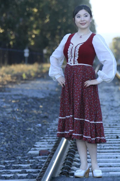 Barmaid de style vintage posant sur des rails — Photo