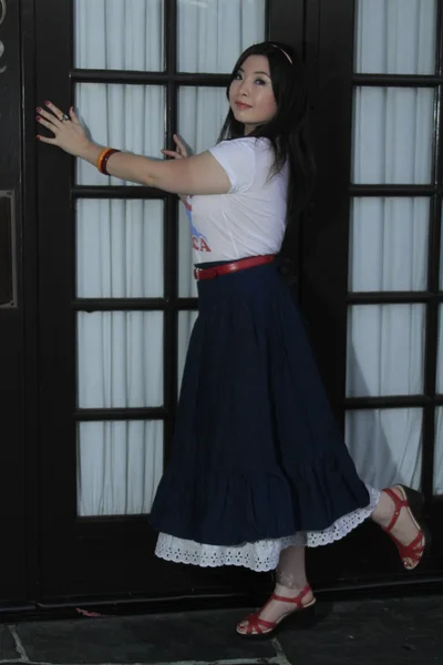Modelo asiático posando perto de uma porta — Fotografia de Stock