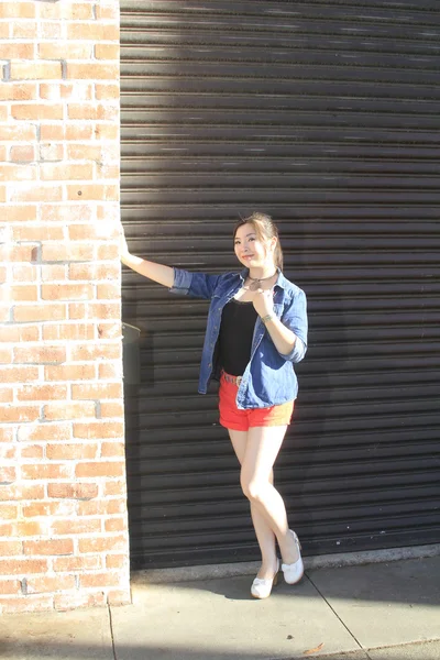 Asya model garaj kapısı önünde poz. — Stok fotoğraf