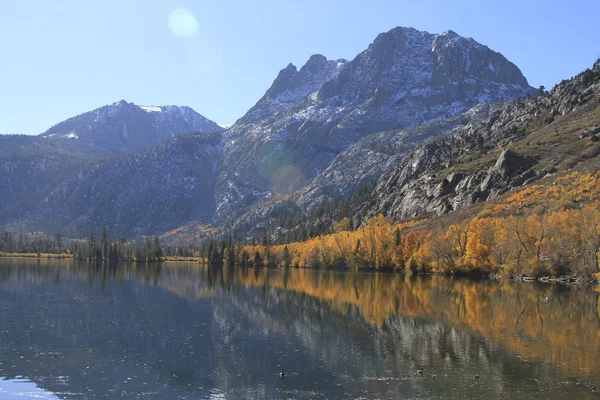 在银湖东部内华达山脉的秋天 — 图库照片