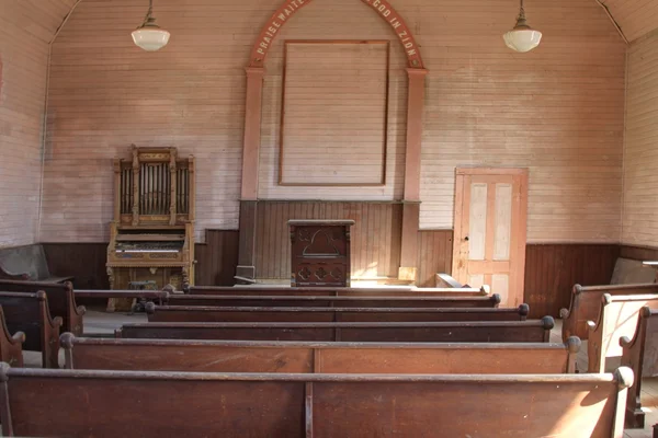 Igreja abandonada numa cidade fantasma — Fotografia de Stock