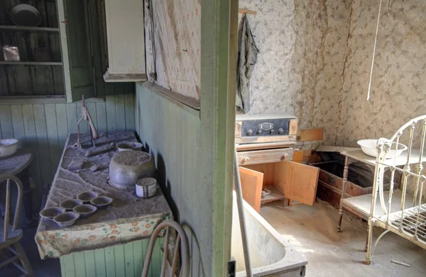 Interior de uma casa de abandono — Fotografia de Stock