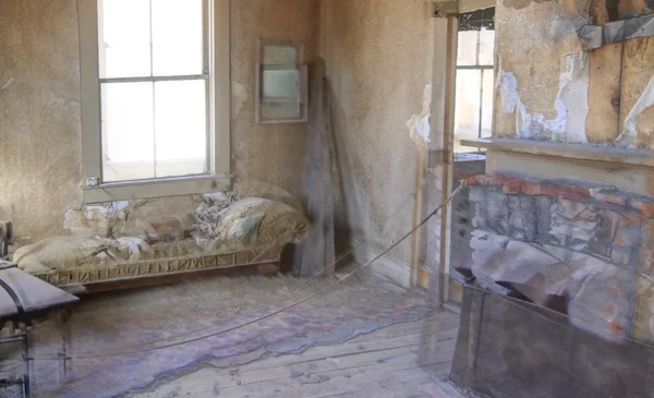 Interior de una casa abandonada — Foto de Stock