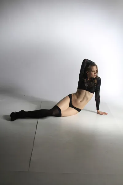 Mulher vestindo lingerie preta — Fotografia de Stock