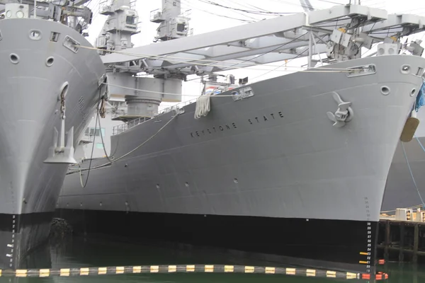 Grandes barcos en el Museo Naval y muelle — Foto de Stock