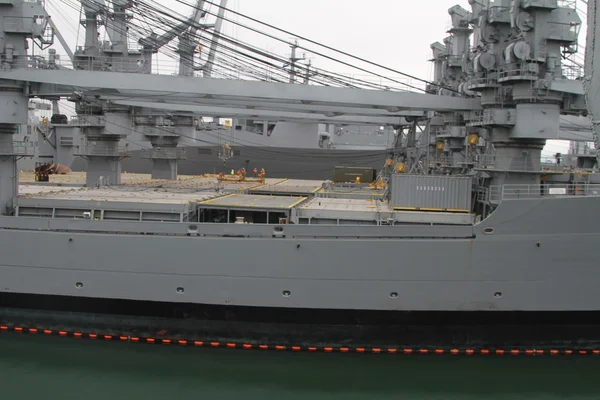 海軍博物館とドックに大きな船 — ストック写真
