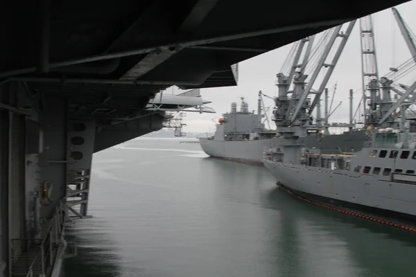 海軍博物館とドックに大きな船 — ストック写真