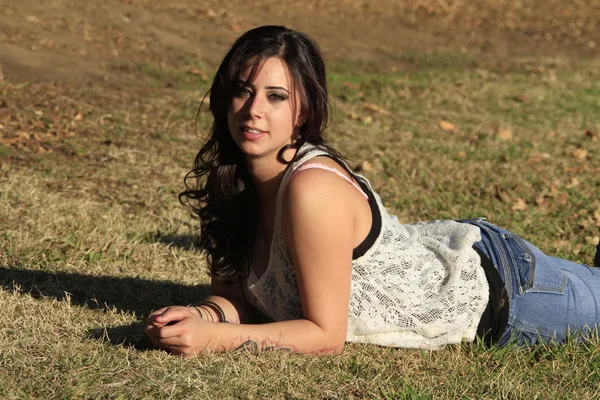 Menina em um parque com um cão — Fotografia de Stock