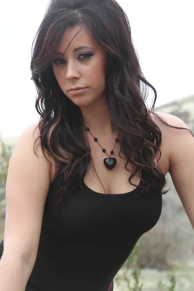 Beautiful brunette woman looking at camera — Stock Photo, Image