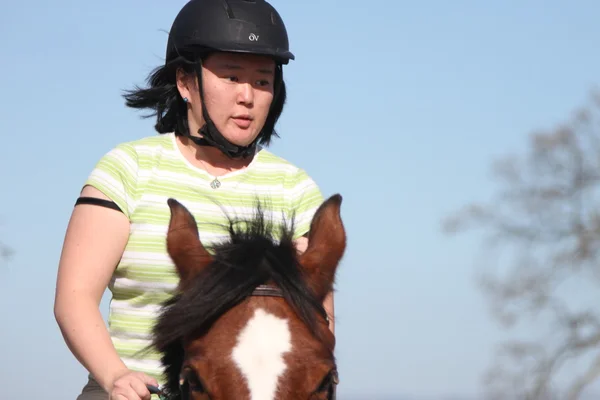 Mulher asiática a cavalo — Fotografia de Stock