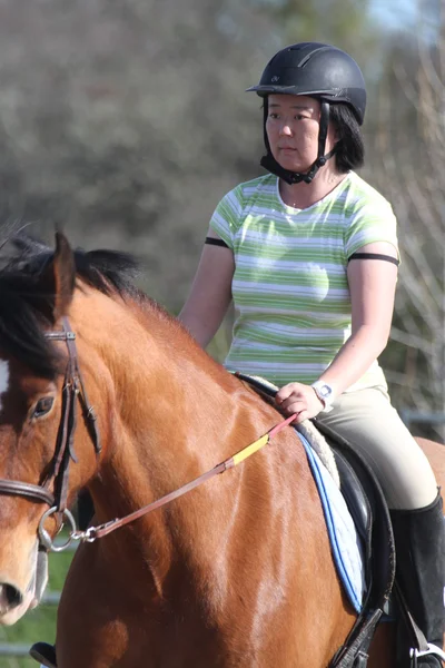 骑在马背上的亚裔女子 — 图库照片