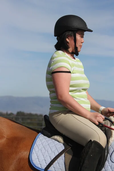 Mulher asiática a cavalo — Fotografia de Stock