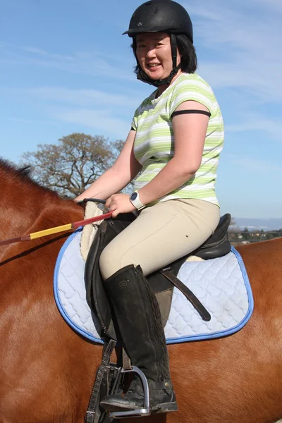 Aziatische vrouw op een paard — Stockfoto