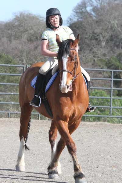 Mulher asiática a cavalo — Fotografia de Stock