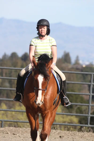 Asiatique femme à cheval — Photo