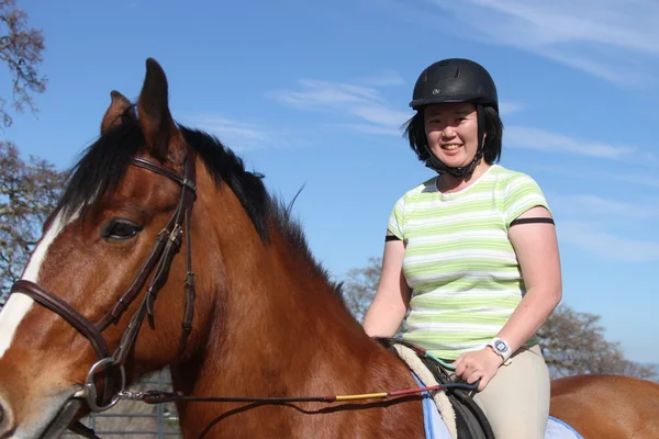 Aziatische vrouw op een paard — Stockfoto